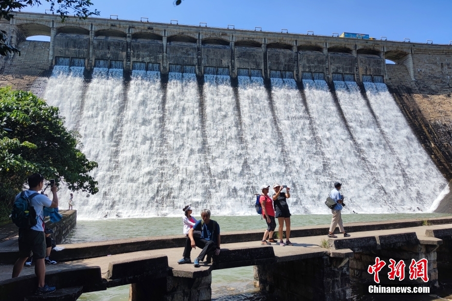 臺風(fēng)17號「ライオンロック」の豪雨で壯観な「滝」現(xiàn)る　香港地區(qū)