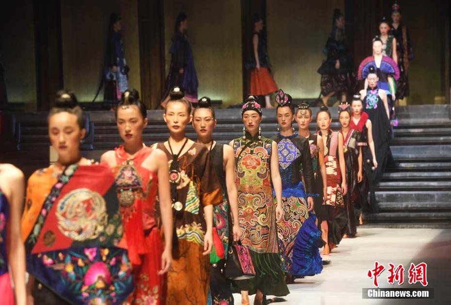 2021中國重慶國際ファッションウィーク開幕 モデルたちが華麗なショー
