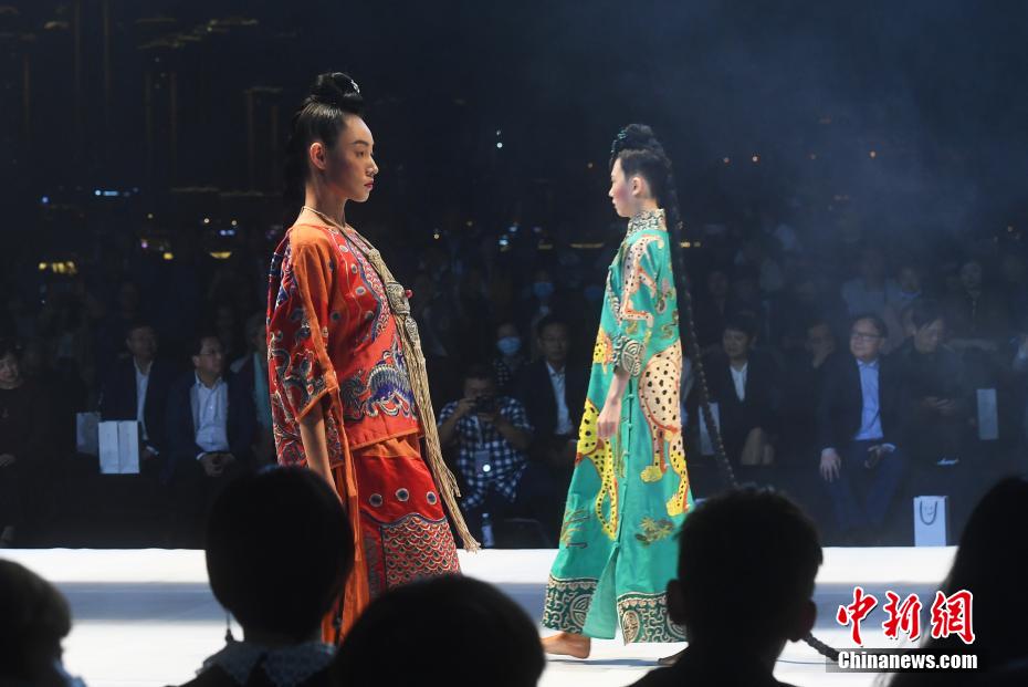 2021中國重慶國際ファッションウィーク開幕 モデルたちが華麗なショー