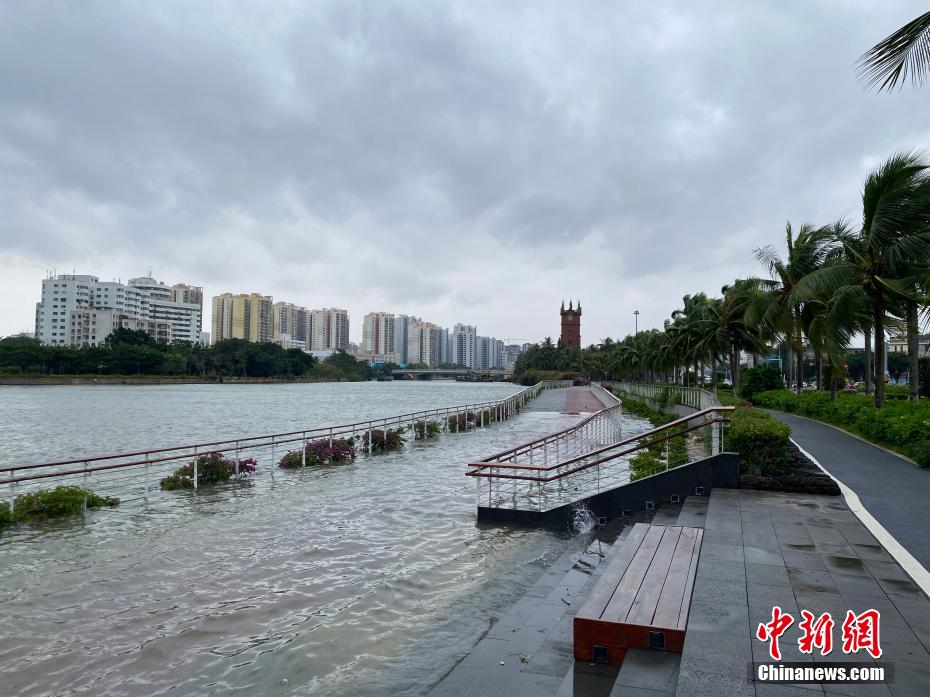 臺(tái)風(fēng)18號(hào)「コンパス」の高潮の影響で海沿いの道路の多くが冠水　海南省?？?></a></td></tr><tr><td class=