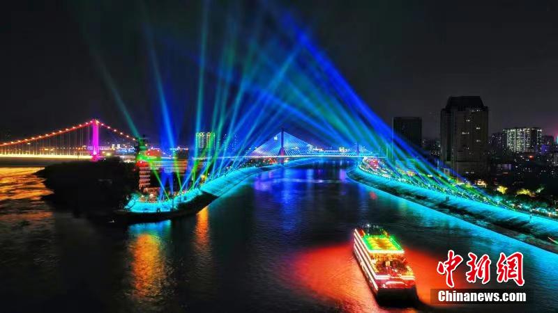 カラフルな光が夜空に輝く湖北省宜昌市（撮影?周星亮）。