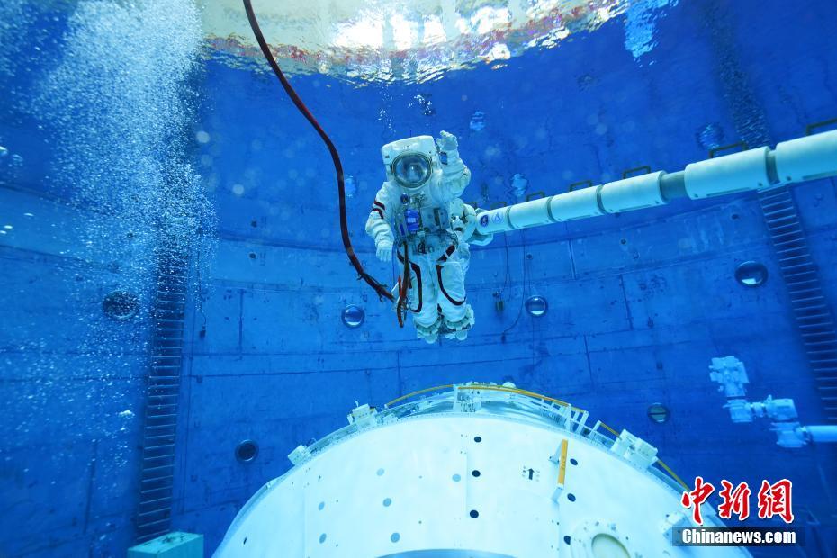 「神舟13號(hào)」乗組員の訓(xùn)練の様子を?qū)懁筏繉懻婀_