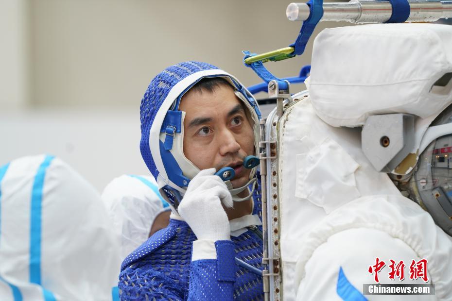 「神舟13號(hào)」乗組員の訓(xùn)練の様子を?qū)懁筏繉懻婀_(kāi)