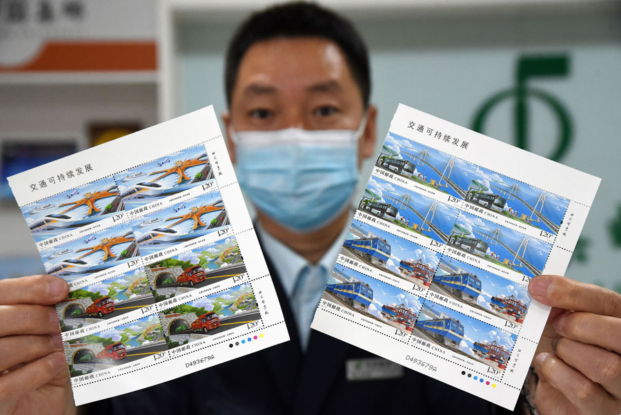 10月15日、「交通の持続可能な発展」特別記念切手を見せる中國郵政集団有限公司河北省邯鄲市支社の職員（寫真著作権はCFP視覚中國が所有のため転載禁止）。