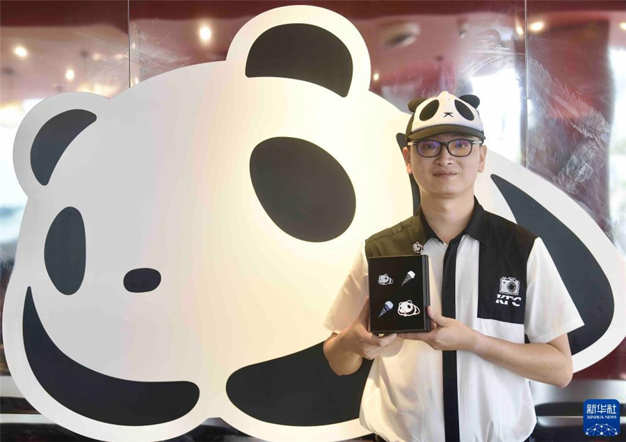 パンダに「會(huì)える」コーナー　成都のケンタッキーに登場(chǎng)