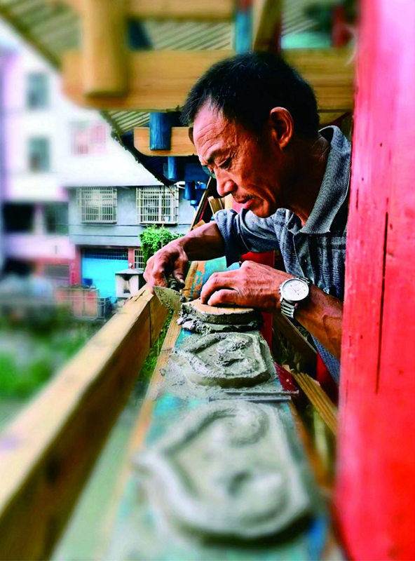 100年以上びくともしない「木組み」工法によって作られた屋根付橋　福建省