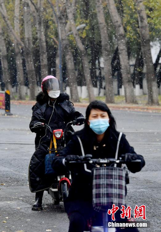 秋と冬、落葉と雪が同時に舞い散る吉林省長春