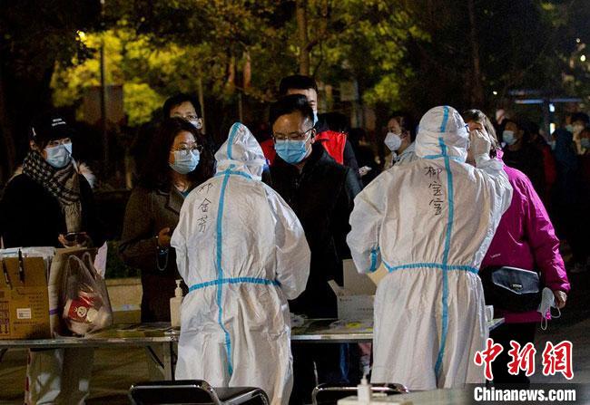 10月21日未明、屋外の最低気溫が4度まで下がる中、「眠らぬ都市」となり、PCR臨時(shí)検査所で夜を徹した検査が行われた甘粛省蘭州市（撮影?高展）。