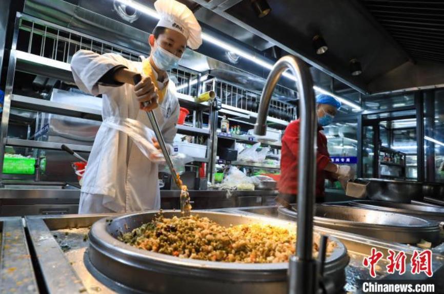 新型コロナ感染対策スタッフに無(wú)償で食事を提供するレストラン　貴州省遵義