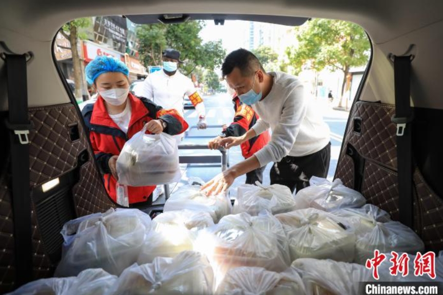 新型コロナ感染対策スタッフに無償で食事を提供するレストラン　貴州省遵義