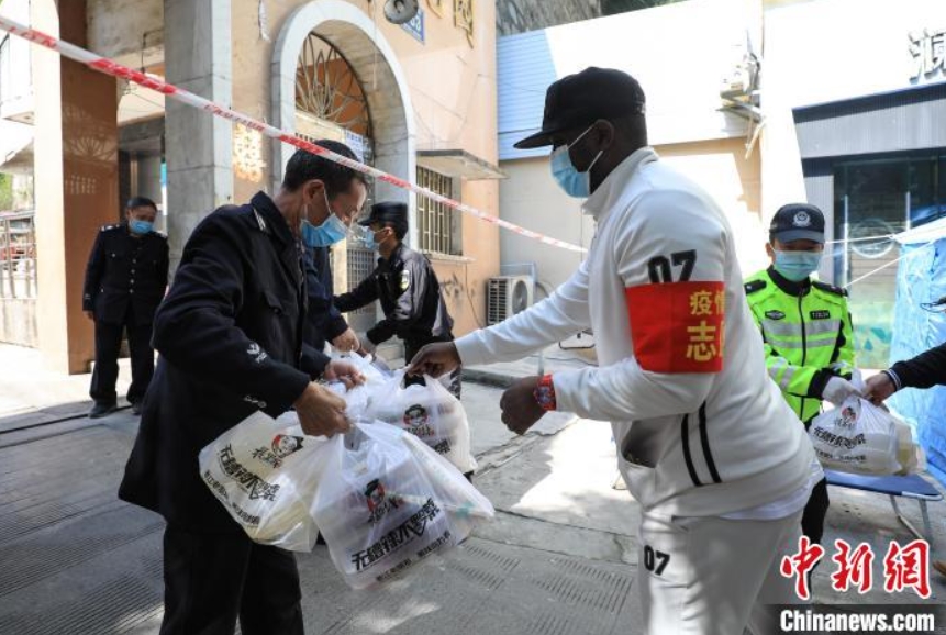 新型コロナ感染対策スタッフに無(wú)償で食事を提供するレストラン　貴州省遵義