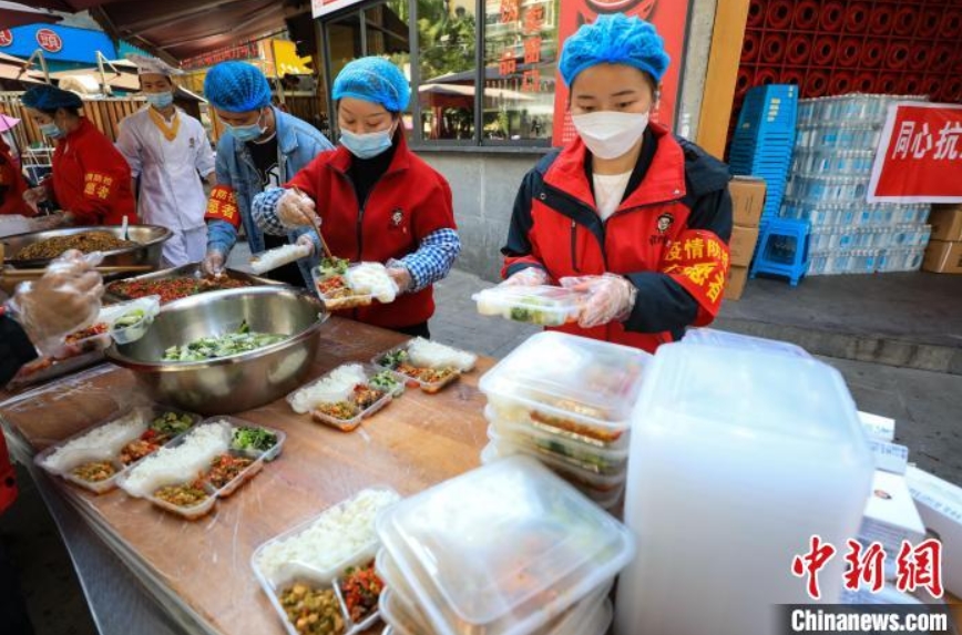 新型コロナ感染対策スタッフに無(wú)償で食事を提供するレストラン　貴州省遵義