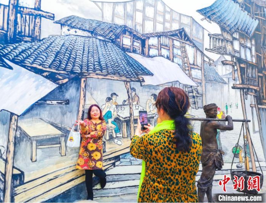 重慶ライトレール駅出口の崖の斜面に巨大壁畫登場(chǎng)　重慶市