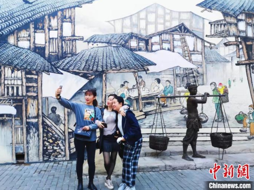 重慶ライトレール駅出口の崖の斜面に巨大壁畫登場　重慶市