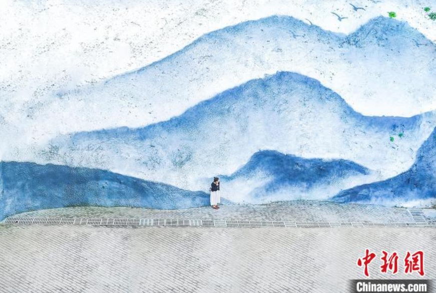 重慶ライトレール駅出口の崖の斜面に巨大壁畫(huà)登場(chǎng)　重慶市