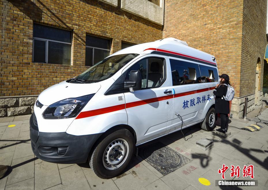 ウルムチで移動式PCR検體採取カー登場　市民に無料で検査