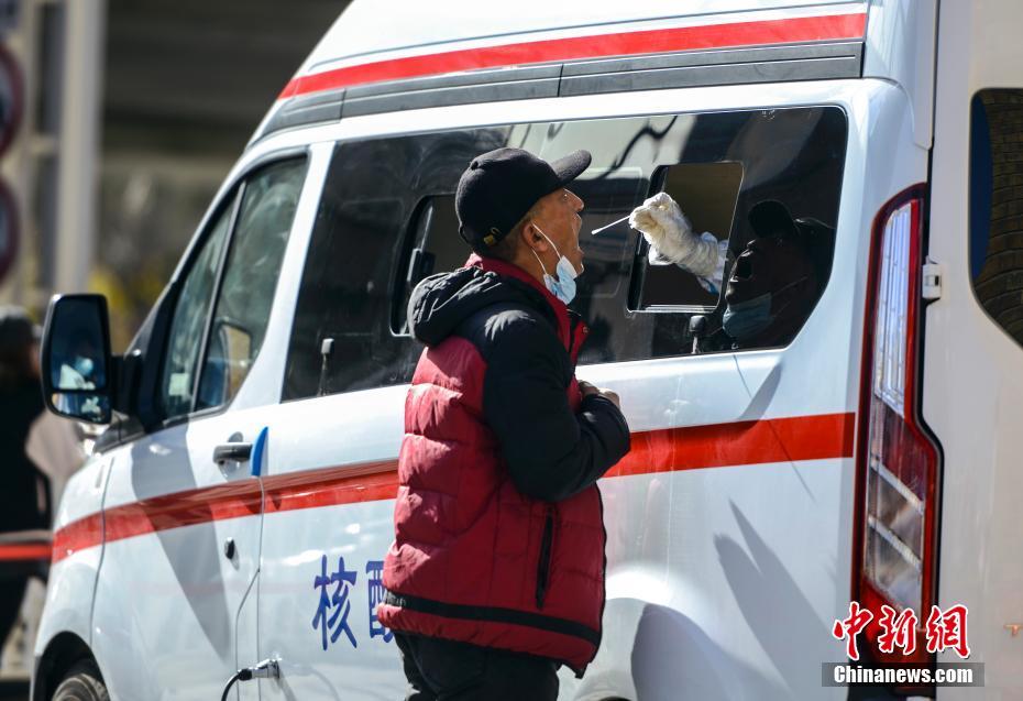 ウルムチで移動式PCR検體採取カー登場　市民に無料で検査