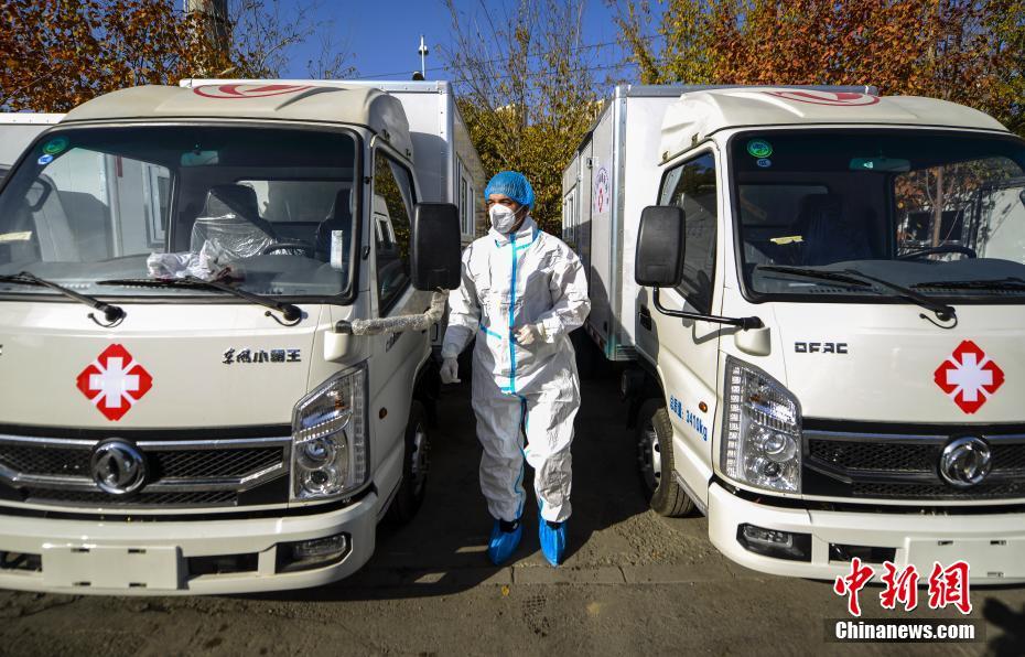 ウルムチで移動(dòng)式PCR検體採(cǎi)取カー登場(chǎng)　市民に無料で検査