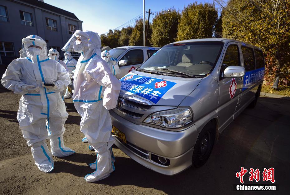 ウルムチで移動(dòng)式PCR検體採(cǎi)取カー登場(chǎng)　市民に無(wú)料で検査