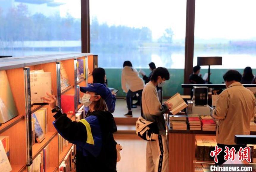 四川省成都市の「水中書店」で本を選ぶ客（10月28日撮影?王磊）。