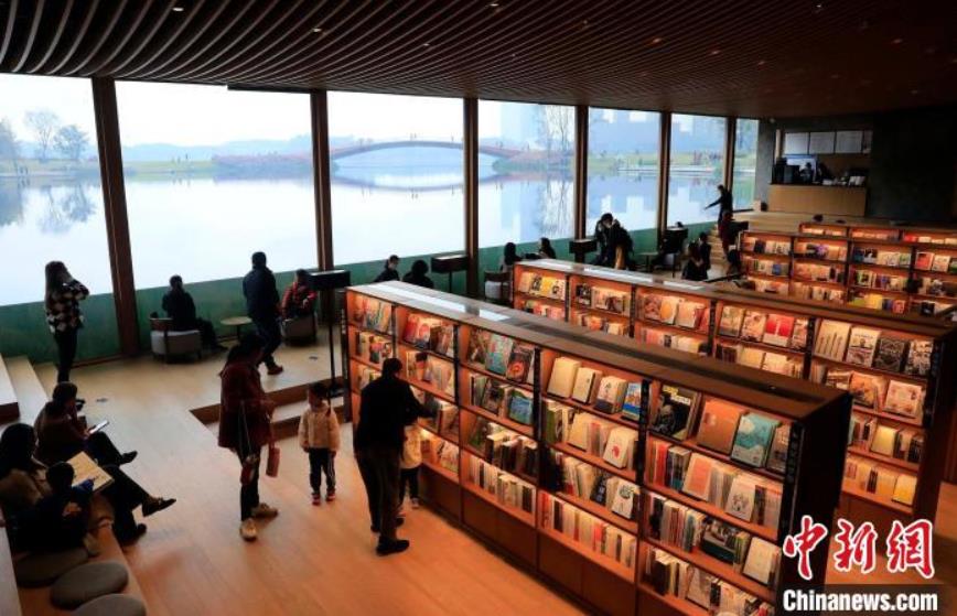 成都に登場(chǎng)したユニークな「水中書店」を訪ねて　四川省