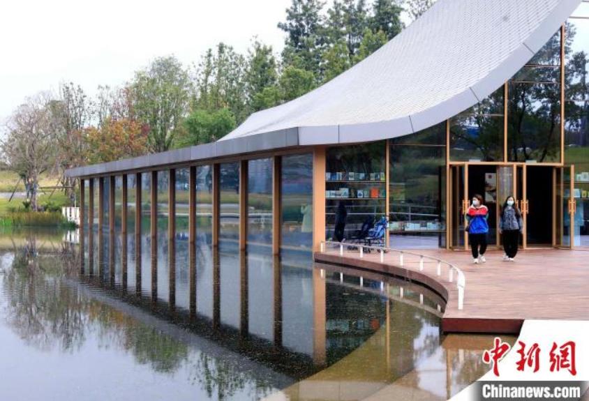 成都に登場したユニークな「水中書店」を訪ねて　四川省