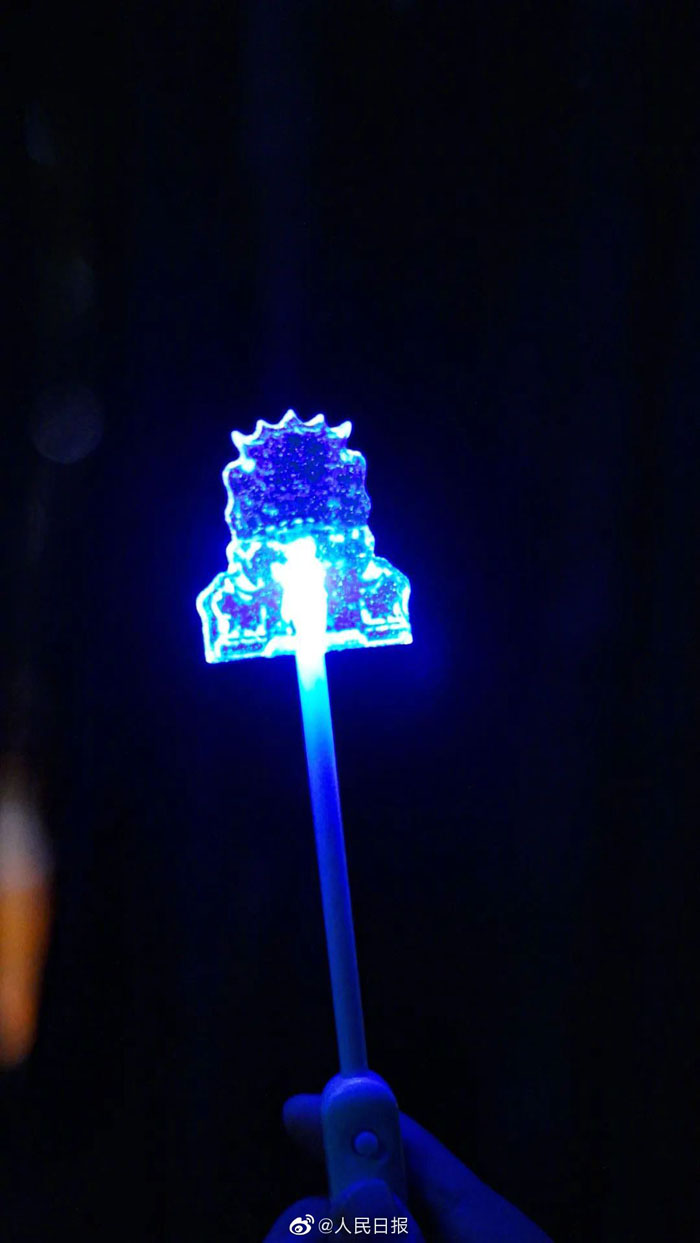 武漢の黃鶴樓に「発光棒付きキャンデ?！工菆?chǎng)　湖北省
