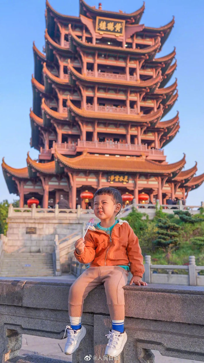 武漢の黃鶴樓に「発光棒付きキャンディ」が登場　湖北省