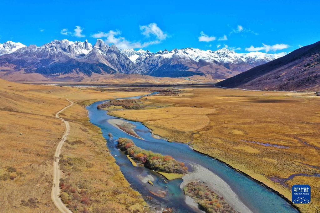 四川?巴塘県の生態(tài)環(huán)境保護「豊かな自然には金銀同様の価値」へ