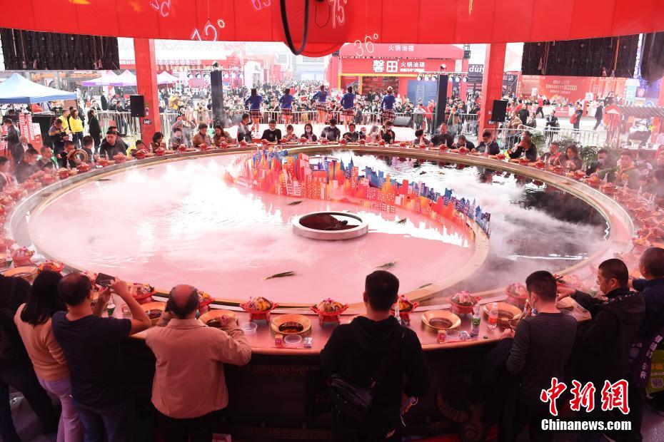 重慶火鍋フェスティバルに巨大火鍋登場(chǎng)！　56人で楽しむ鍋料理