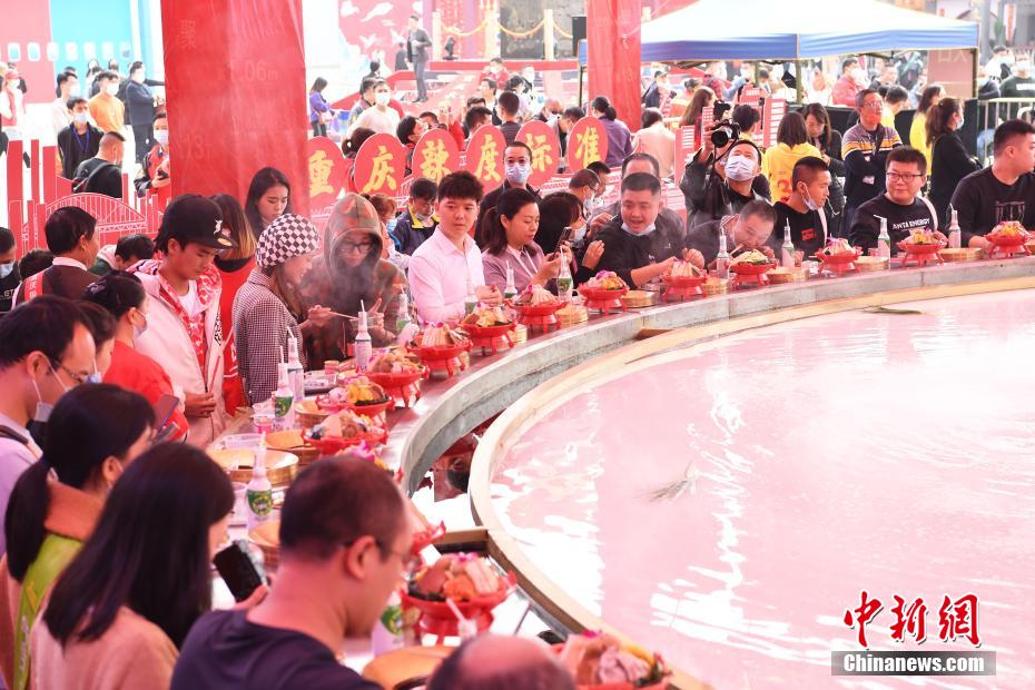 重慶火鍋フェスティバルに巨大火鍋登場(chǎng)！　56人で楽しむ鍋料理