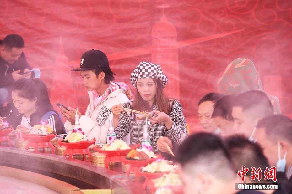 重慶火鍋フェスティバルに巨大火鍋登場(chǎng)！　56人で楽しむ鍋料理