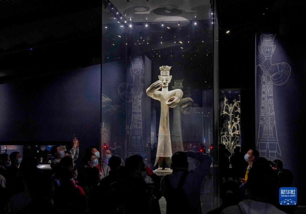 10月29日、三星堆博物館で、銅製立位人物像を鑑賞する來館者（撮影?劉潺）。