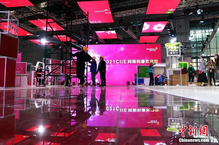 輸入博まもなく開幕　急ピッチで進められる設(shè)置作業(yè)