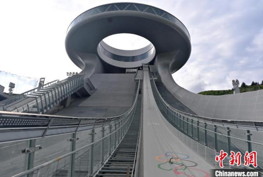 長(zhǎng)城に「抱かれた」冬季五輪會(huì)場(chǎng)　河北省張家口市