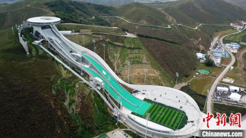 長城に「抱かれた」冬季五輪會場　河北省張家口市