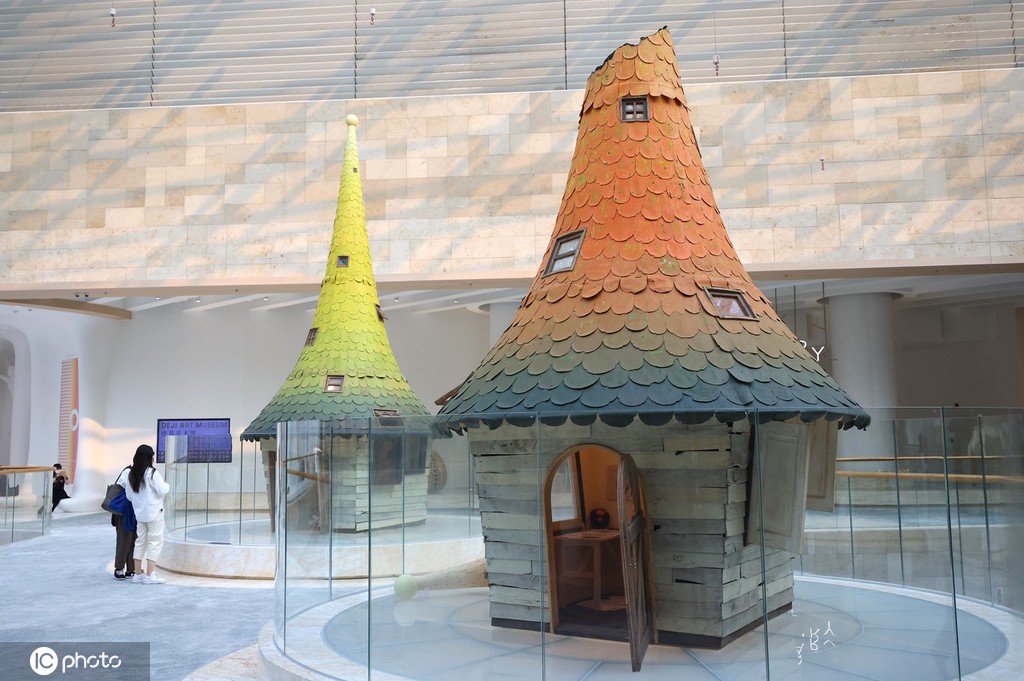 日本の現(xiàn)代アーティスト?奈良美智の作品「Not Everything But ~Green House 」と「Not Everything but / Orange House」（寫真著作権は東方ICが所有のため転載禁止）。