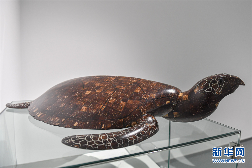 椰子の実や木を原料に制作する海南椰雕蕓術(shù)