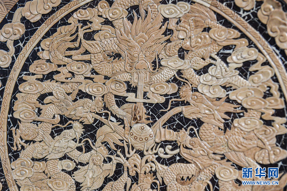 椰子の実や木を原料に制作する海南椰雕蕓術(shù)