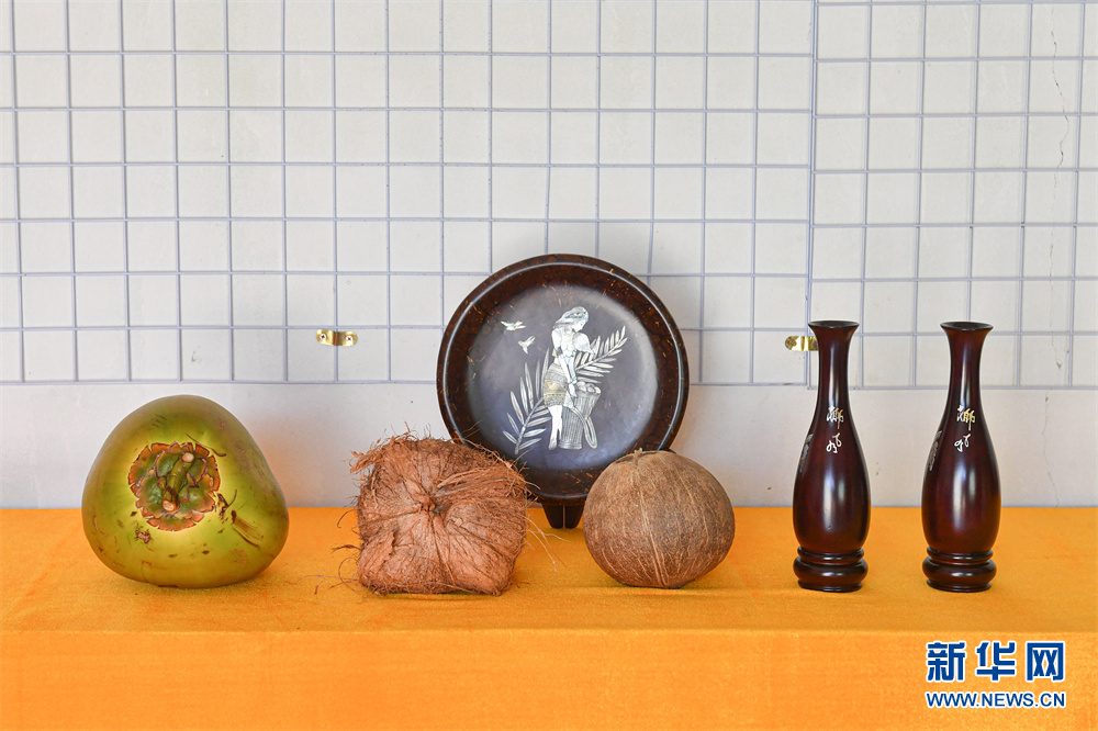 椰子の実や木を原料に制作する海南椰雕蕓術(shù)