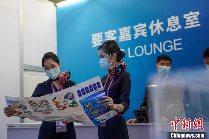 第4回輸入博會(huì)場(chǎng)に現(xiàn)れた東方航空客室乗務(wù)員70人