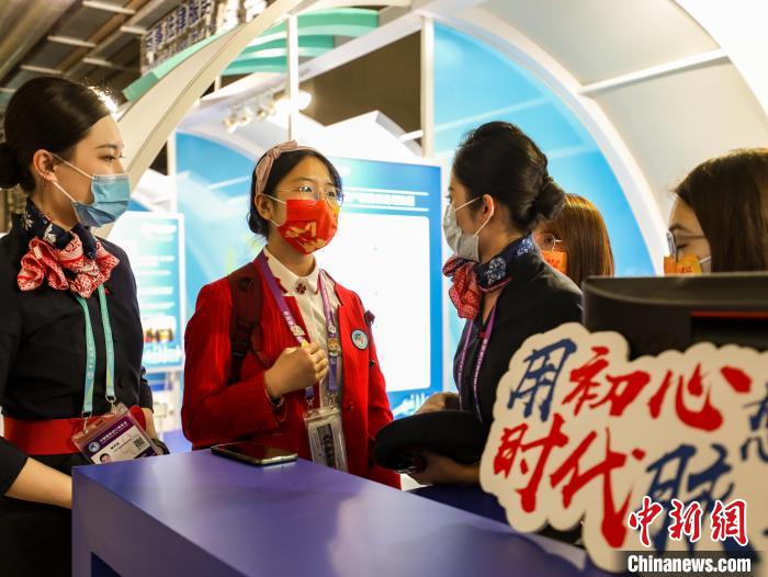 第4回輸入博會(huì)場(chǎng)に現(xiàn)れた東方航空客室乗務(wù)員70人