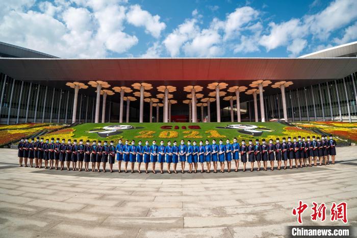 第4回輸入博會場に現(xiàn)れた東方航空客室乗務員70人