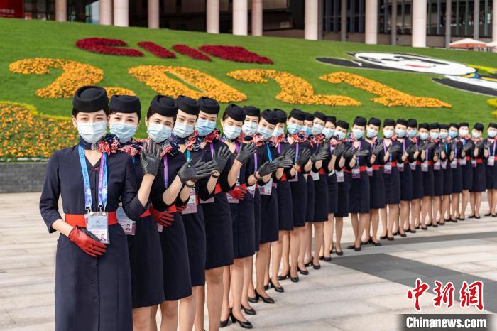 第4回輸入博會(huì)場に現(xiàn)れた東方航空客室乗務(wù)員70人