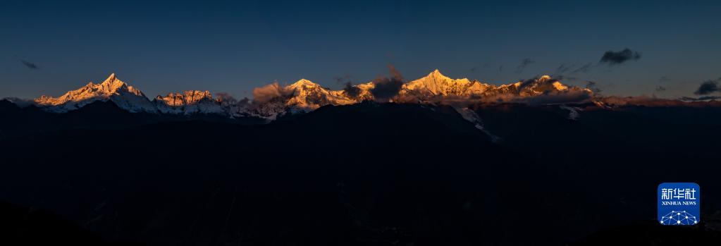 梅里雪山の日の出（ドローンにより10月28日に撮影、江文耀）。