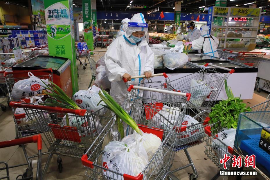 住民のための生活必需品を袋詰めする防疫スタッフ（黒竜江省黒河市で11月4日に撮影?李蔣銘）。