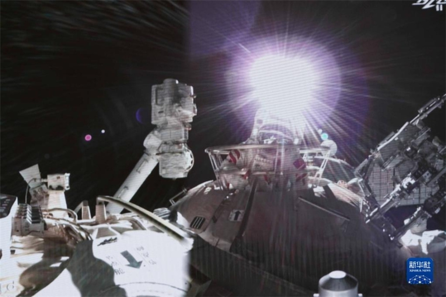 船外活動(dòng)を終えた神舟13號(hào)の翟志剛宇宙飛行士（8日撮影?北京宇宙飛行制御センター）。