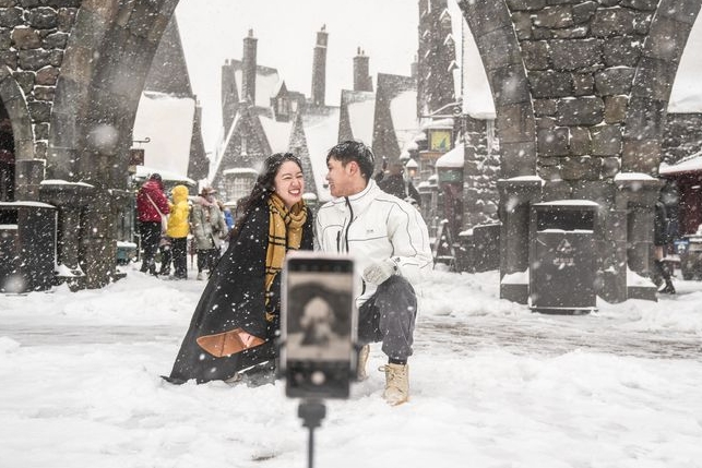 11月7日、ユニバーサル?スタジオ?北京で、記念寫真を撮影する來園客。