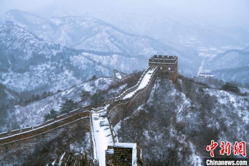 純白の雪に覆われた金山嶺長(zhǎng)城（撮影?周萬(wàn)來(lái)）。