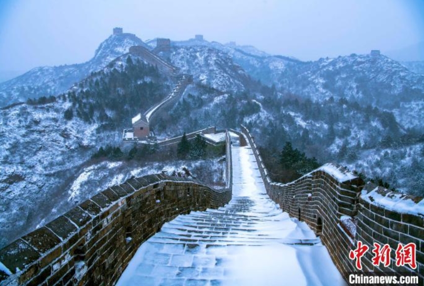 金山嶺長(zhǎng)城に初雪　雪に覆われた様子はまるで水墨畫(huà)